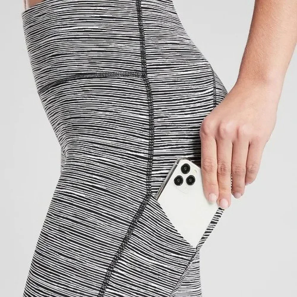 Athleta Ultimate Linear Lines Capri XS Black/White